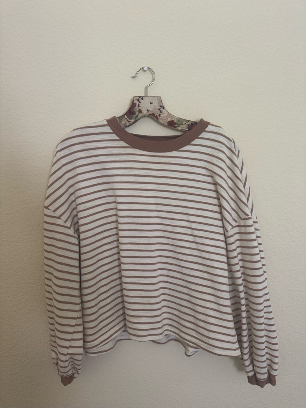 Cream and brown striped lounge set - Picture 2 of 5